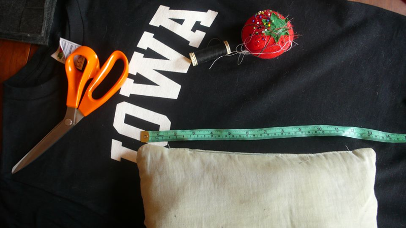 Illustration for article titled How To Turn A T-Shirt Into A Pillow